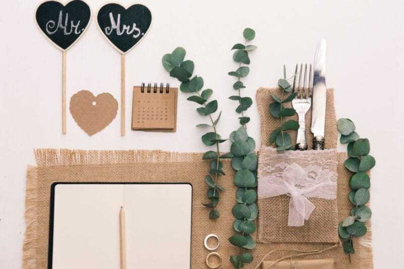 Hochzeitsordner mit Hochzeitstafel-Dekorationen und Planungsutensilien.