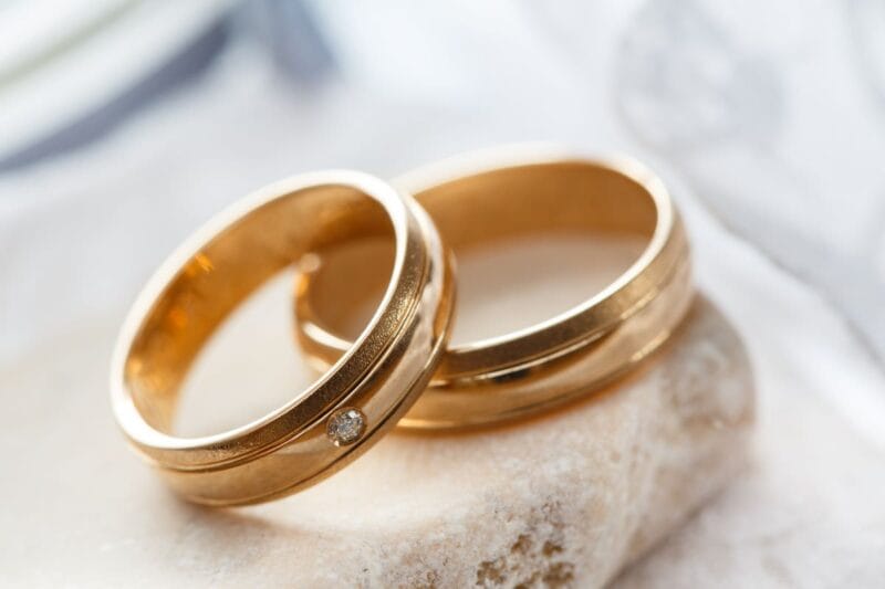 Hochzeitspuzzle mit Hochzeitsringen als einzigartiges Geschenk.