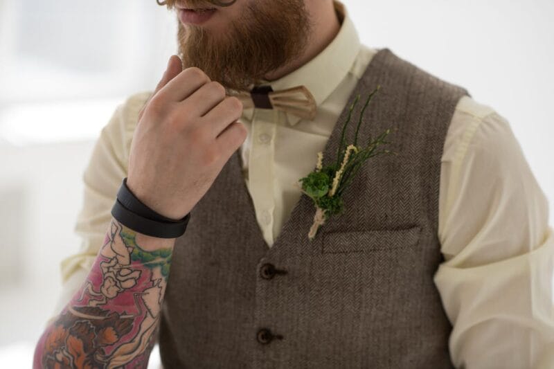 Ein Mann im stilvollen Outfit mit Holzfliege, zeigt eine moderne Krawatte Alternative für den individuellen Look.