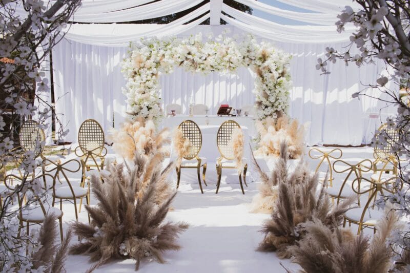 Eine wunderschön dekorierte Hochzeitszeremonie mit weißen Blumen und Pampasgras für eine Unplugged Wedding.