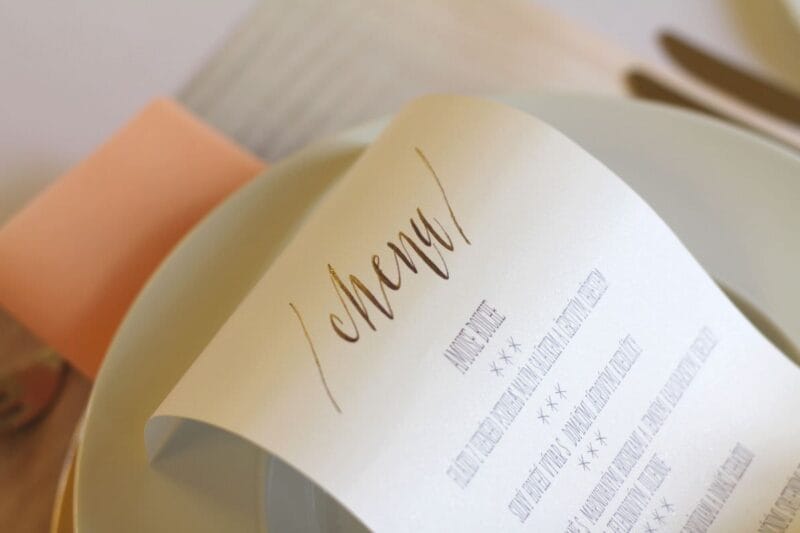 Elegantes vegetarisches Hochzeitsmenü auf einem weißen Teller arrangiert.