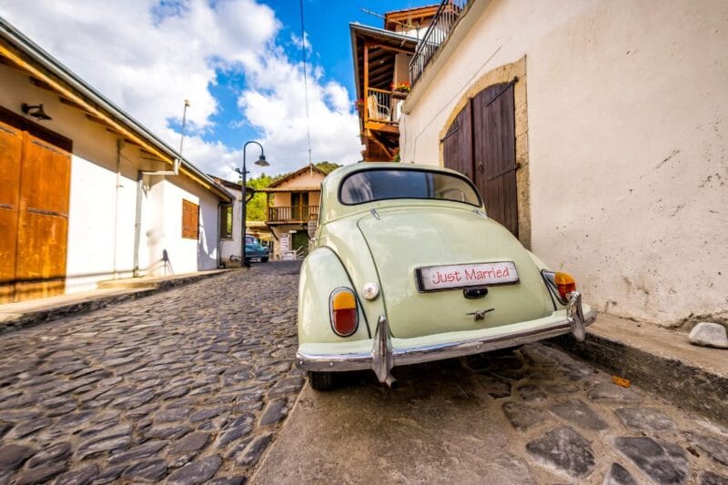 Vintage-Auto mit 'Just Married'-Schild, bereit für den Autokorso bei der Hochzeit.
