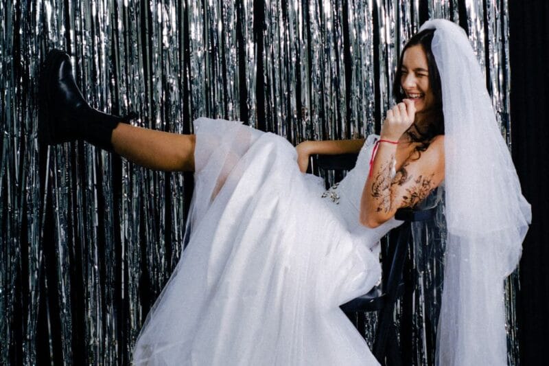 Braut mit Tattoos im Brautkleid.