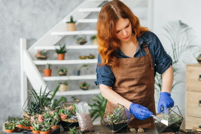 DIY Hochzeitsgeschenk: Frau erstellt Terrarien als persönliche Hochzeitsgeschenke