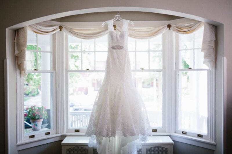 Elegant Brautkleider Meerjungfrau vor Fenster