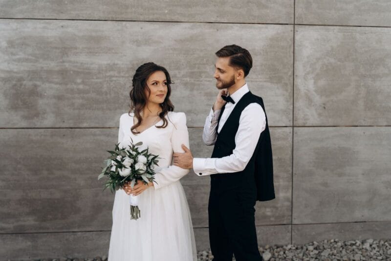 Braut und Bräutigam bei ihrem First Look Hochzeit, romantisches Treffen vor der Zeremonie.