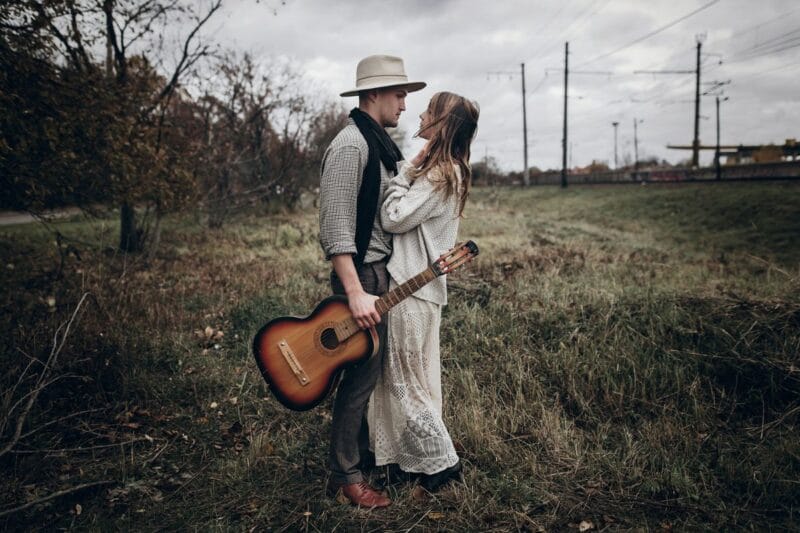 Boho-Brautpaar mit Hochzeitshut