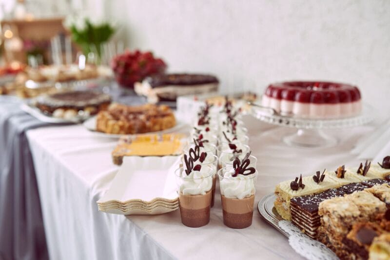 Kuchenbuffet Hochzeit - Vielfältige Dessertoptionen für ein festliches Hochzeitsbuffet.