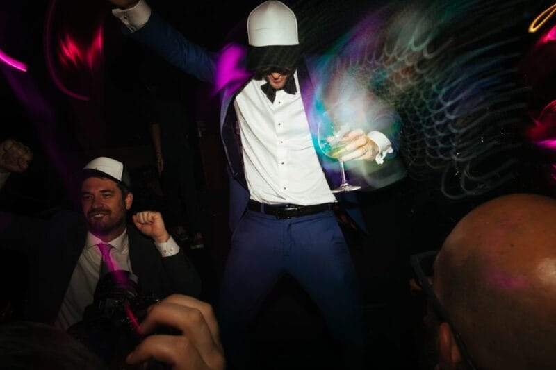 Der Bräutigam tanzt auf seiner Hochzeit zu seiner Playlist Hochzeit.