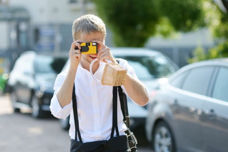Fotograf nutzt Sofortbildkamera Hochzeit für einzigartige Erinnerungen.