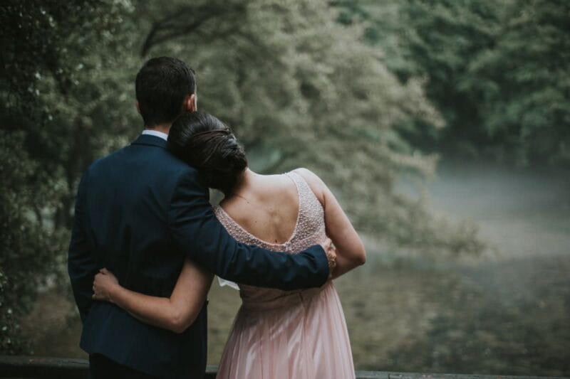 Paar umarmt am Seeufer – besondere und schönsten Orte zum Heiraten.