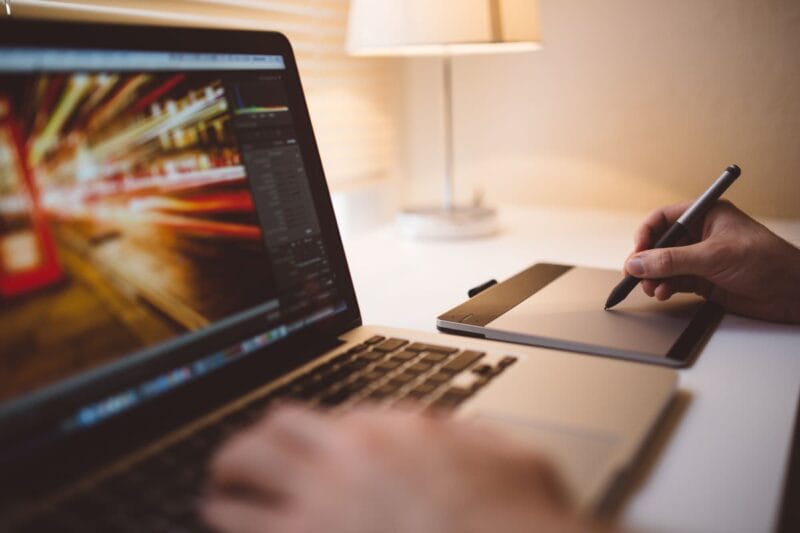 Laptop für Bildbearbeitung mit Grafiktablett.