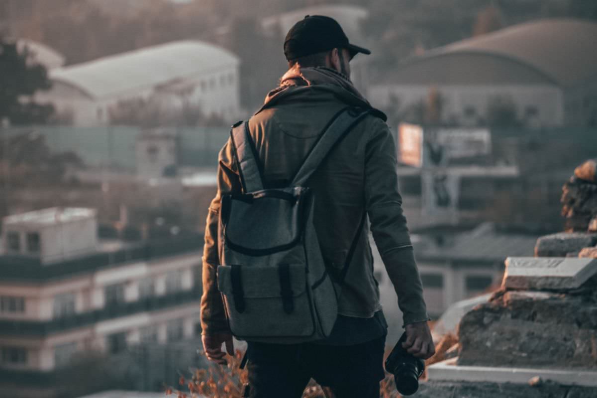 was-ist-der-beste-fotorucksack-fuer-hochzeitsfotografen Fotograf mit Fotorucksack für Hochzeitsfotografen unterwegs
