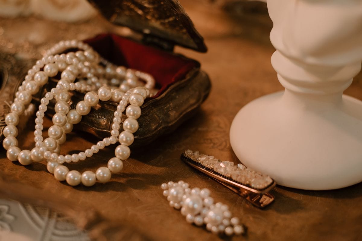 wie-integriere-ich-haarschmuck-in-die-brautfrisur Braut Accessoires für Hochzeit